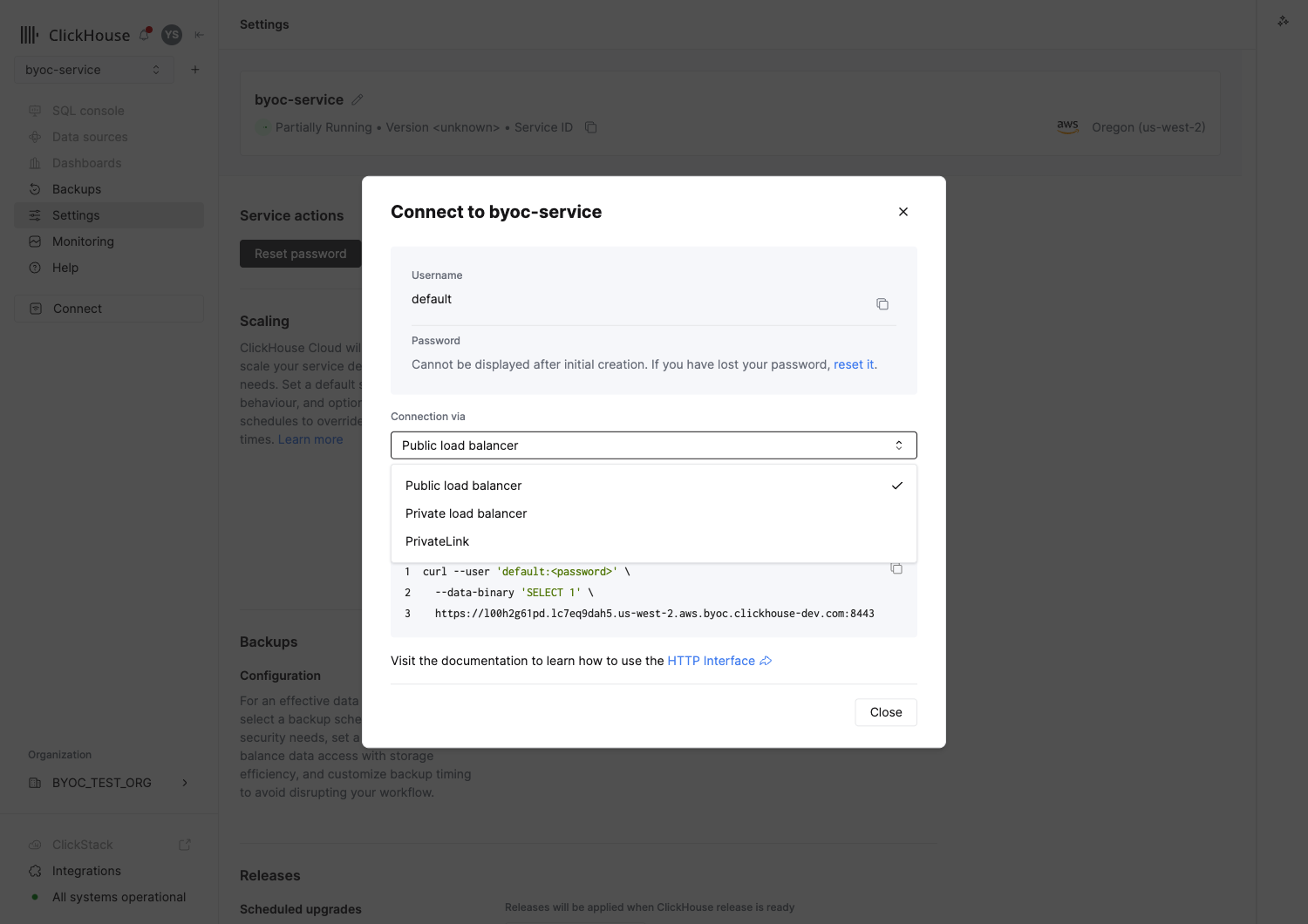 مربع الحوار Connect مع توسيع القائمة المنسدلة Connection via، ويعرض مسارات موازن التحميل العام وموازن التحميل الخاص وPrivateLink